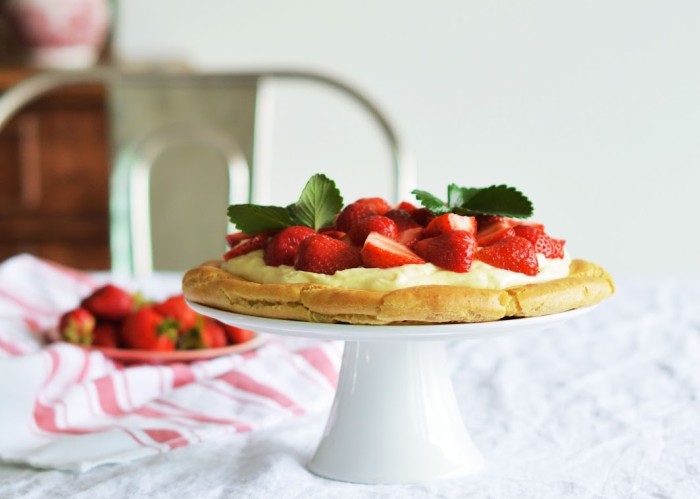 vanilla_cre_me_patissie_re_eclaires_with_strawberries